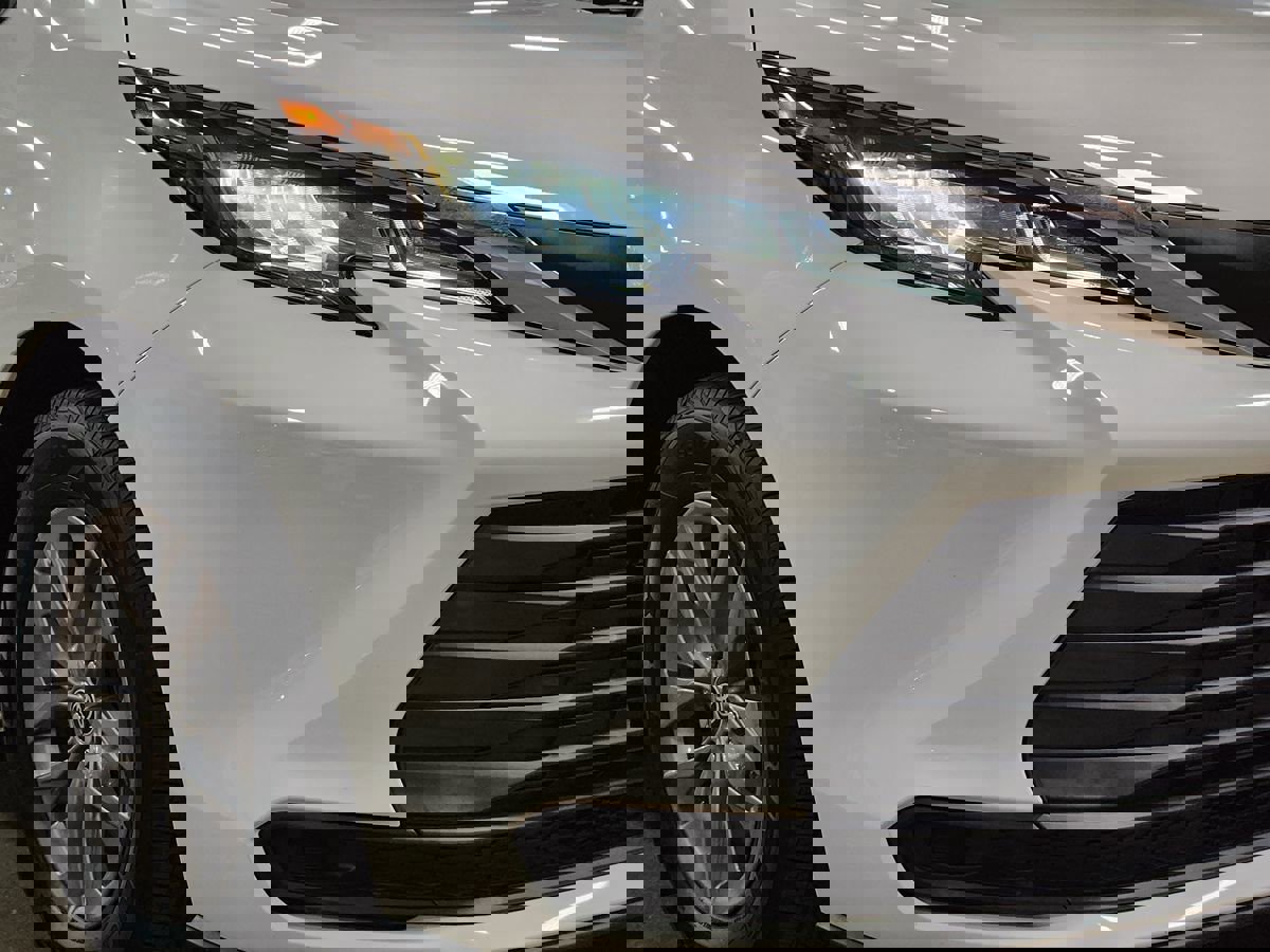 Used 2021 Toyota Sienna LE FWD image 12