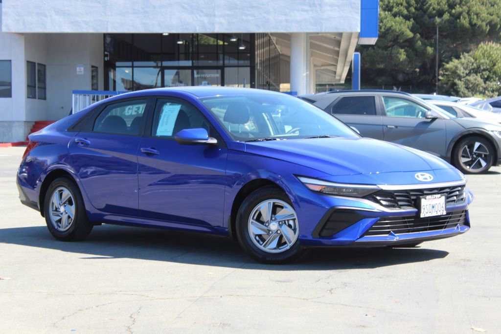Used 2025 Hyundai Elantra SE image 1