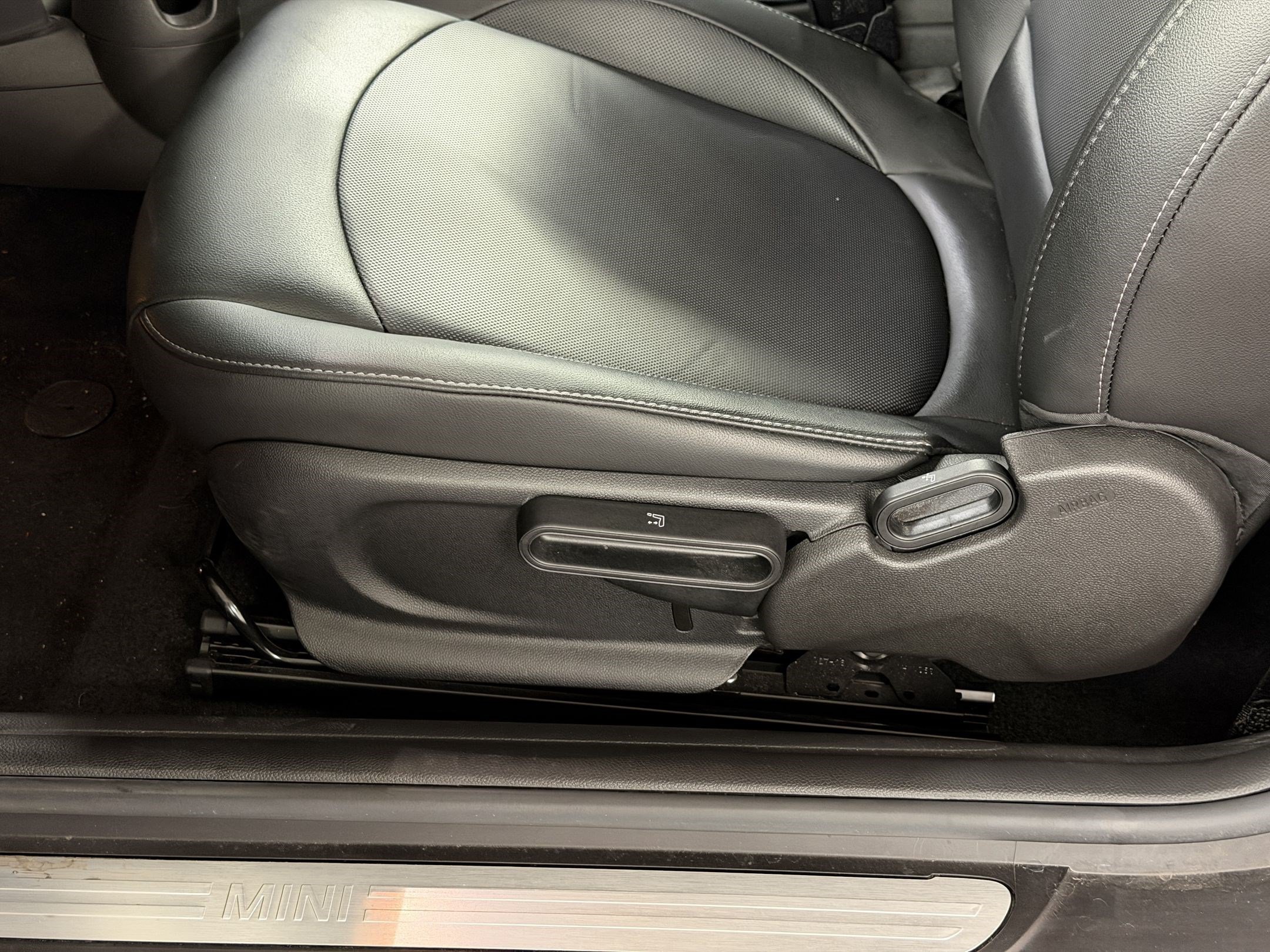 Used 2019 MINI Cooper 2-Door Hardtop w/ Signature Upholstery Package FWD image 15