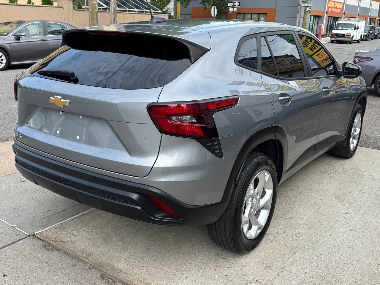 Used 2024 Chevrolet Trax LS w/ LS Convenience Package FWD image 5