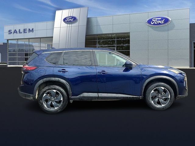 Used 2024 Nissan Rogue SV AWD/4WD image 2