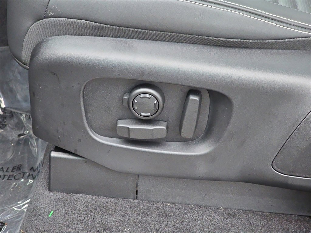 New 2025 Land Rover Discovery Dynamic SE image 31