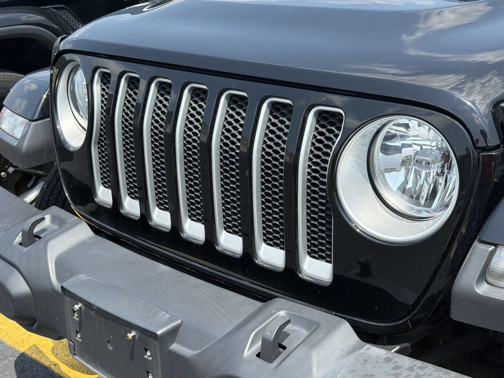 Used 2022 Jeep Wrangler Unlimited Sahara AWD/4WD image 3