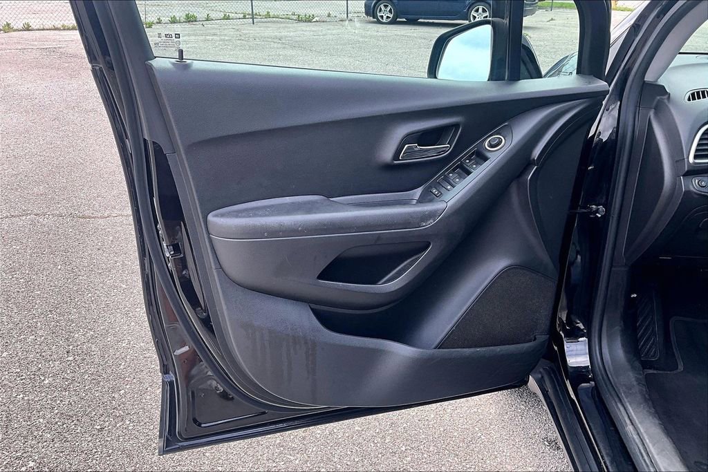 Used 2020 Chevrolet Trax LT w/ LT Convenience Package FWD image 23