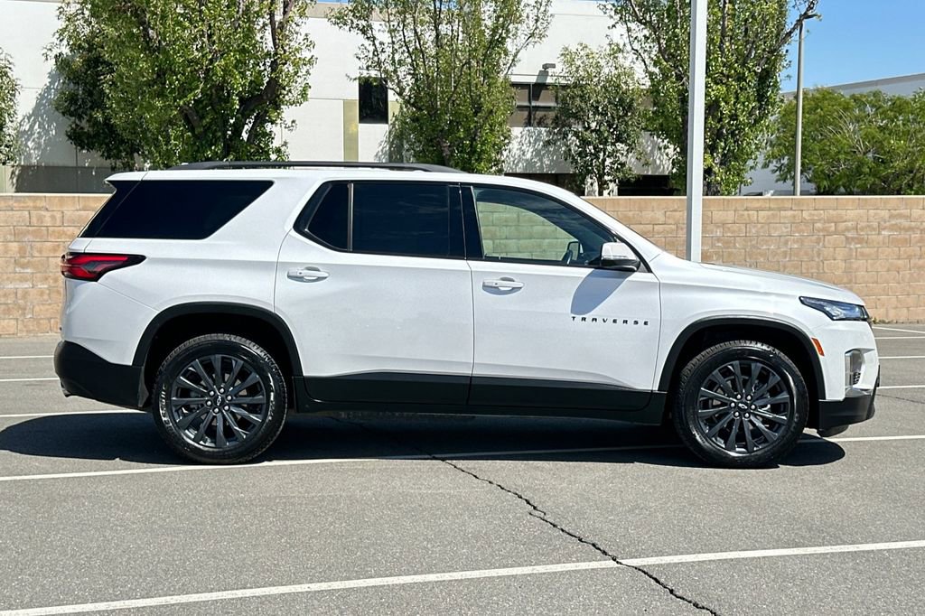 Used 2022 Chevrolet Traverse RS FWD image 3