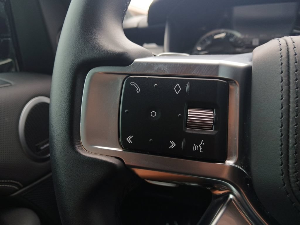 Used 2023 Land Rover Discovery Metropolitan Edition AWD/4WD image 16