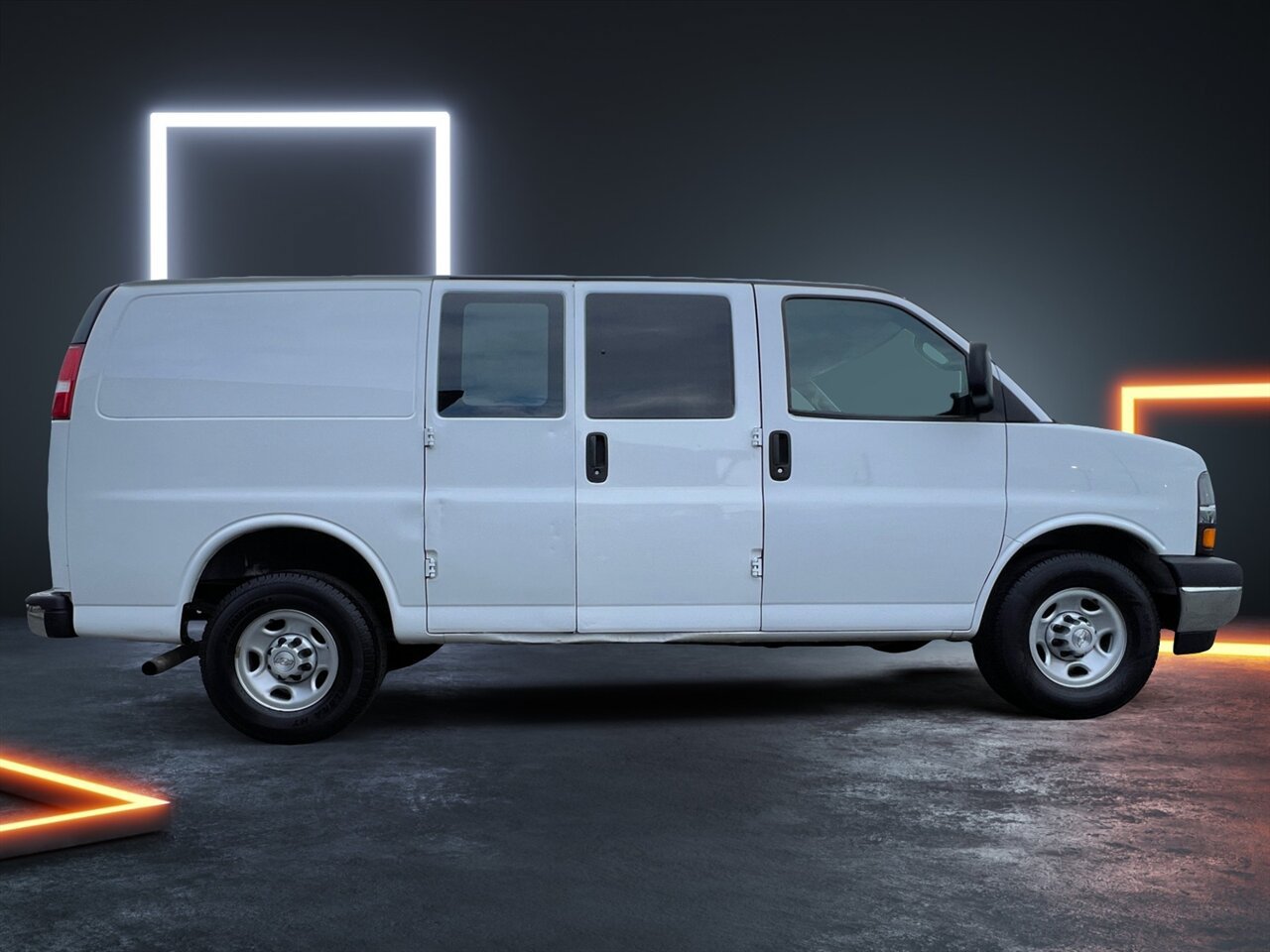 Used 2018 Chevrolet Express 2500 w/ Driver Convenience Package RWD image 7