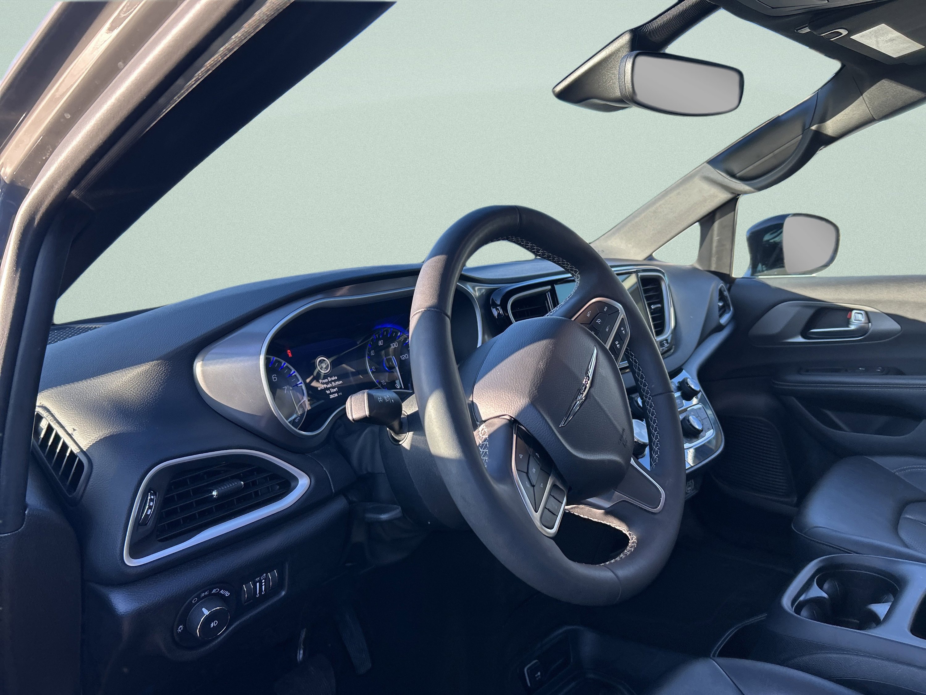 Used 2025 Chrysler Pacifica Select image 13