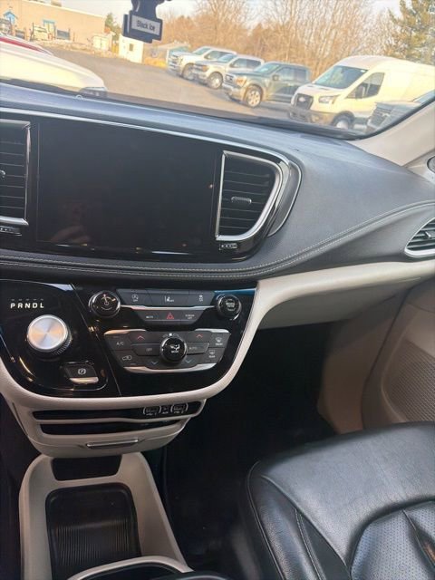 Used 2022 Chrysler Pacifica Touring-L image 6