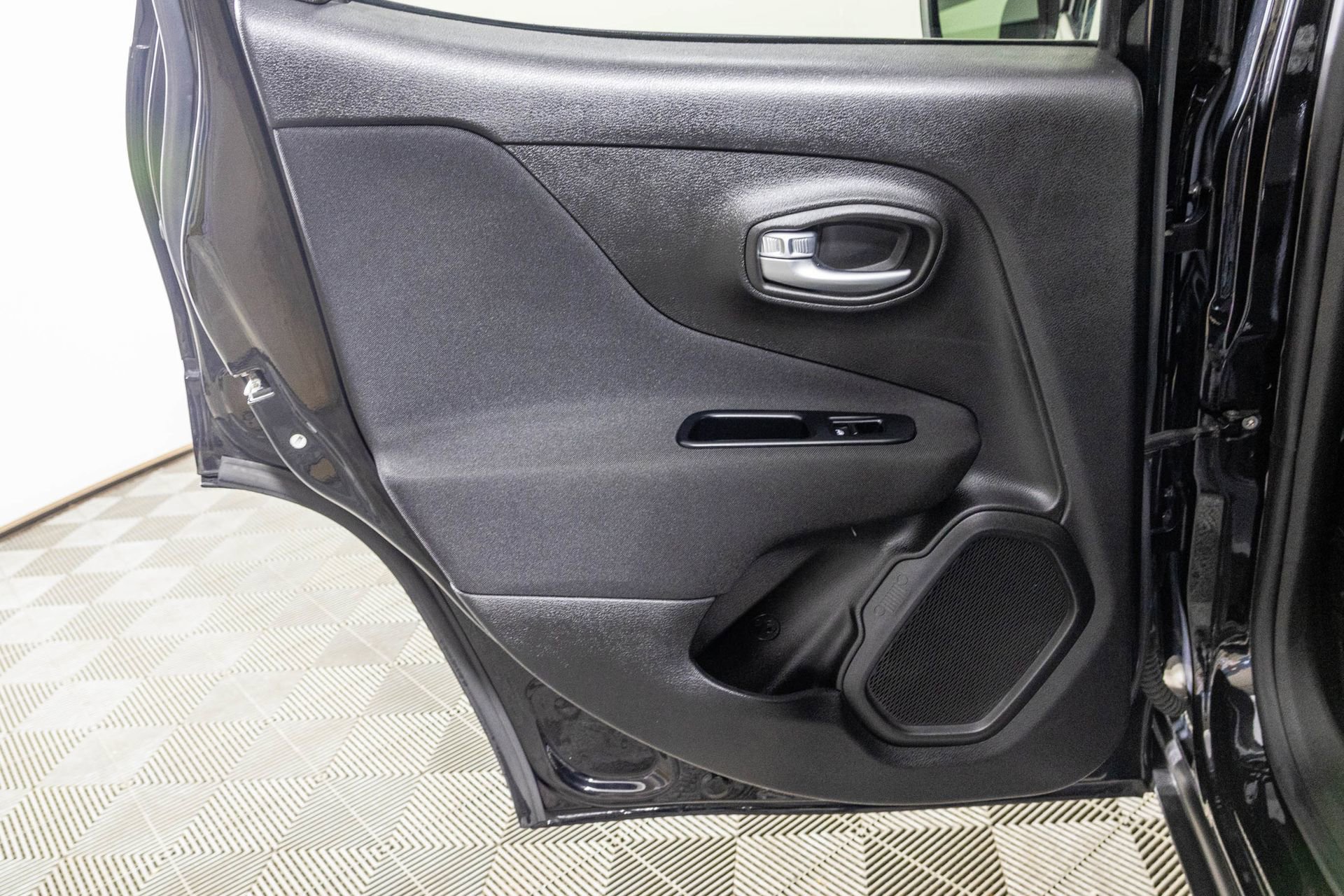 Used 2019 Jeep Renegade Latitude w/ Cold Weather Group image 40