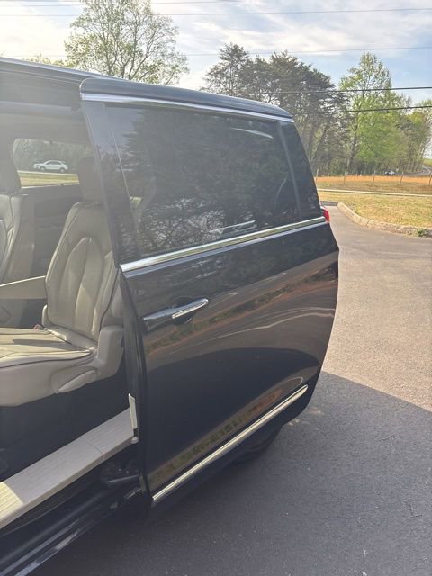 Used 2020 Chrysler Pacifica Limited w/ Advanced Safetytec Group image 18