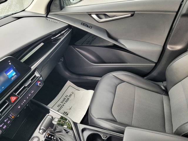 Used 2023 Kia Niro EX image 12