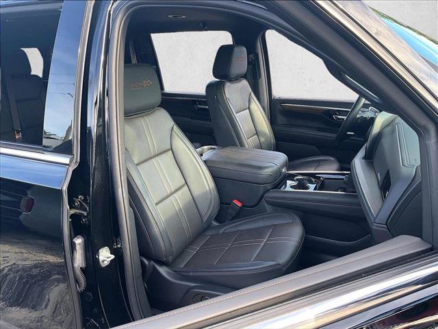 Certified 2025 Chevrolet Suburban High Country RWD image 9
