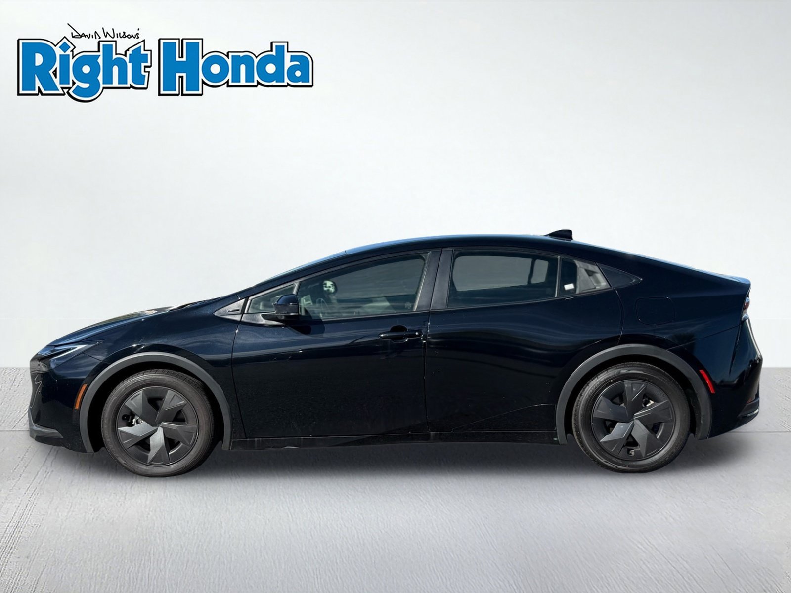 Used 2024 Toyota Prius LE FWD image 3