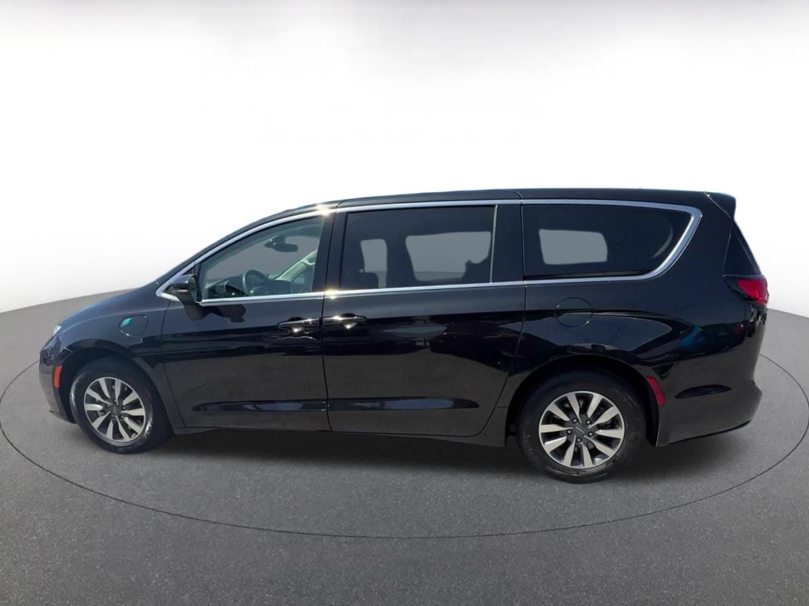 Used 2023 Chrysler Pacifica Touring-L FWD image 8