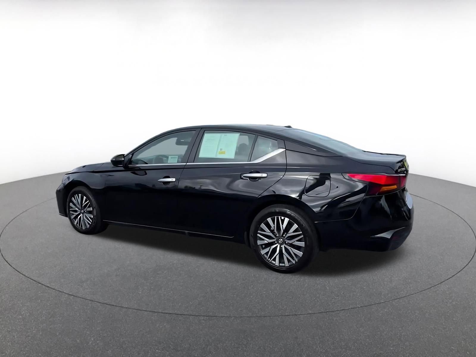 Used 2025 Nissan Altima 2.5 SV FWD image 10