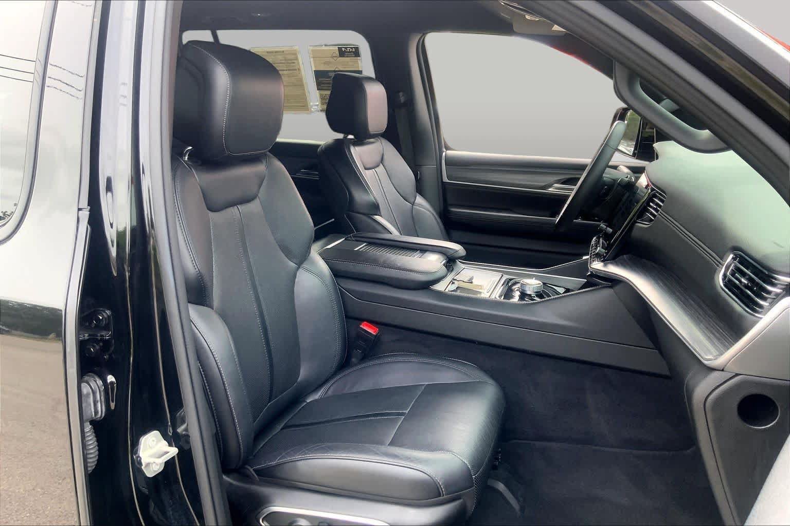 Used 2024 Jeep Wagoneer Series II w/ Flexible Seating Group AWD/4WD image 9