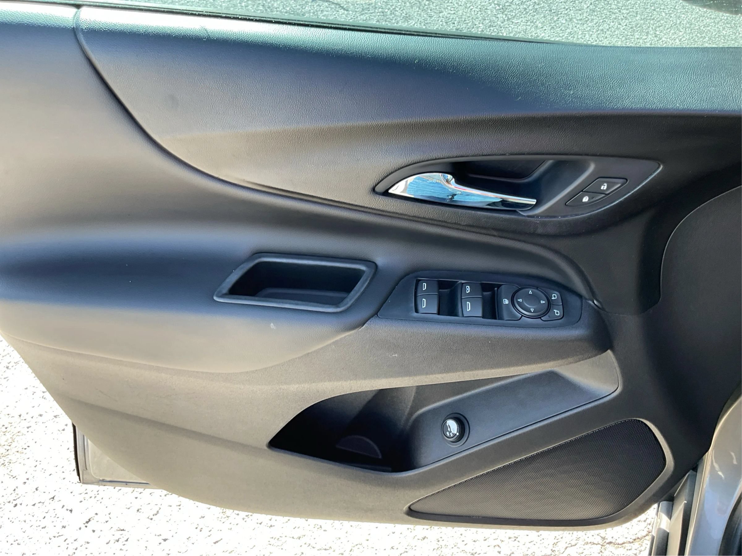 Used 2018 Chevrolet Equinox LT FWD image 19