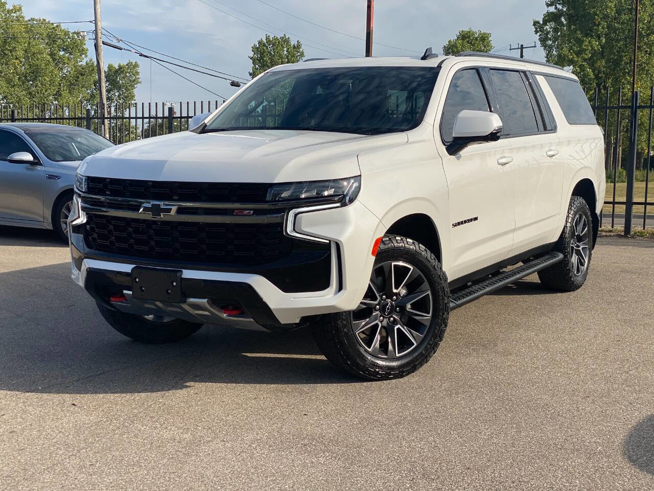 Used 2022 Chevrolet Suburban Z71 w/ Luxury Package image 2