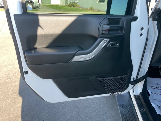Used 2018 Jeep Wrangler Unlimited Sahara w/ Connectivity Group AWD/4WD image 11