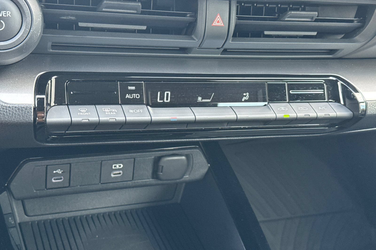 Certified 2025 Toyota Prius LE FWD image 28