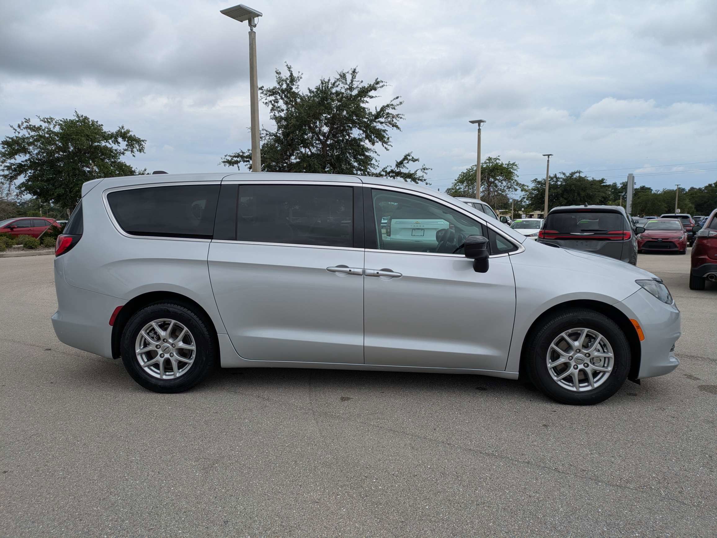 Used 2024 Chrysler Voyager LX FWD image 4