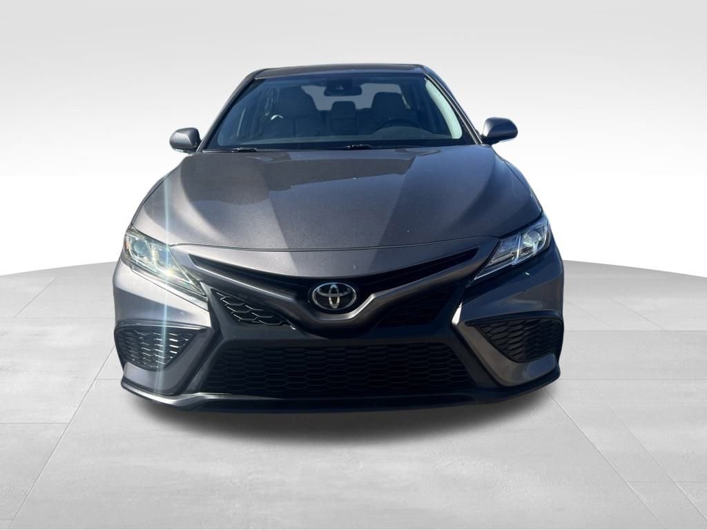 Used 2022 Toyota Camry SE image 3