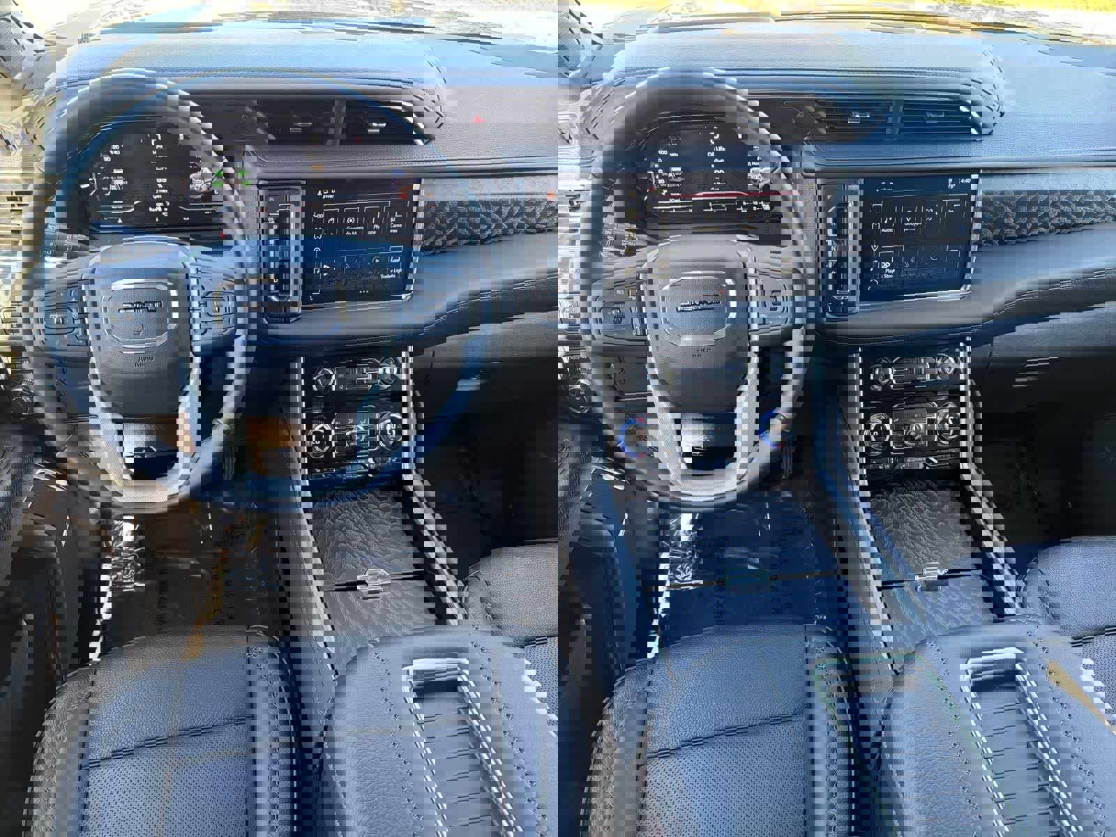 Used 2023 GMC Yukon XL Denali image 11