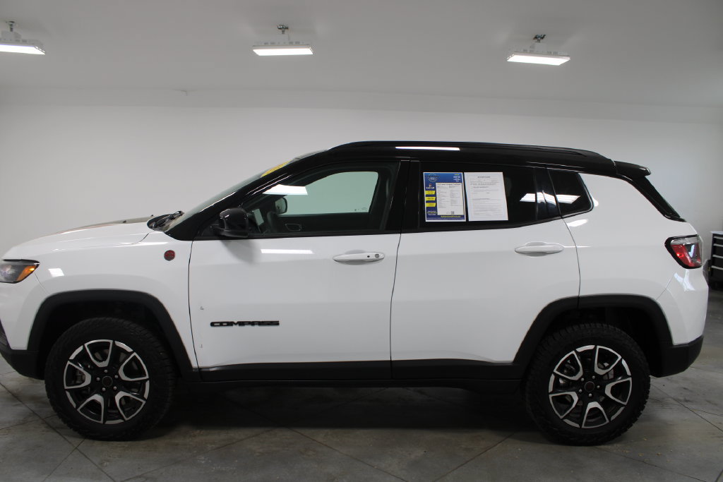 Used 2025 Jeep Compass Trailhawk AWD/4WD image 6