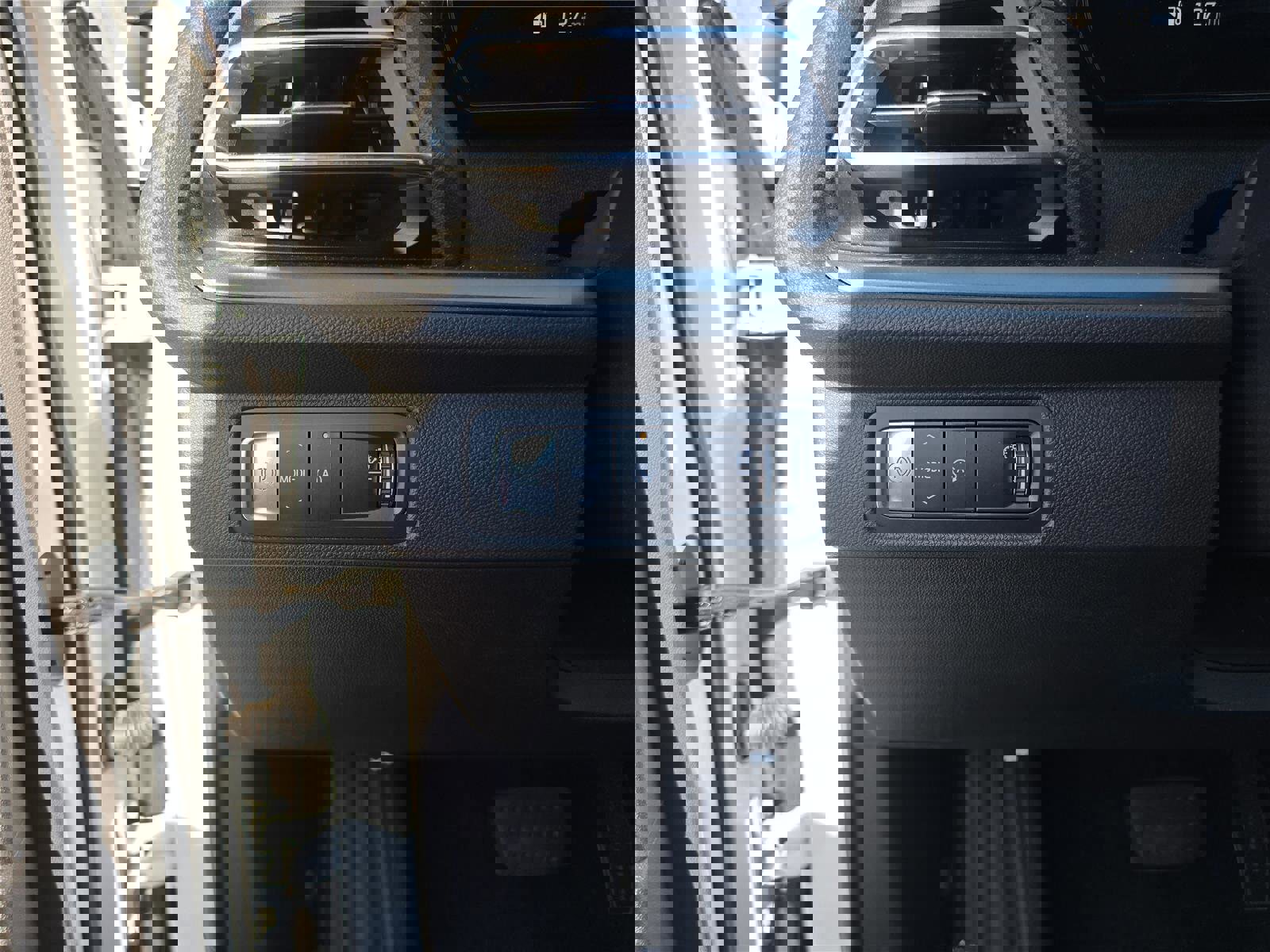 Used 2025 Chevrolet Traverse LT image 32