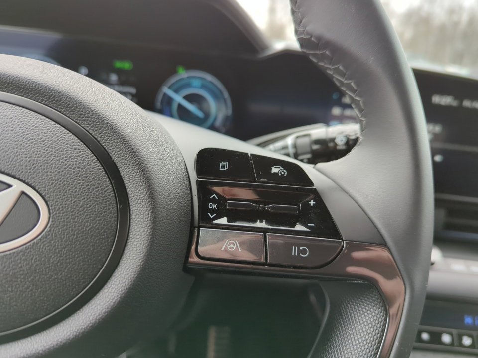 Certified 2025 Hyundai Elantra SEL image 24