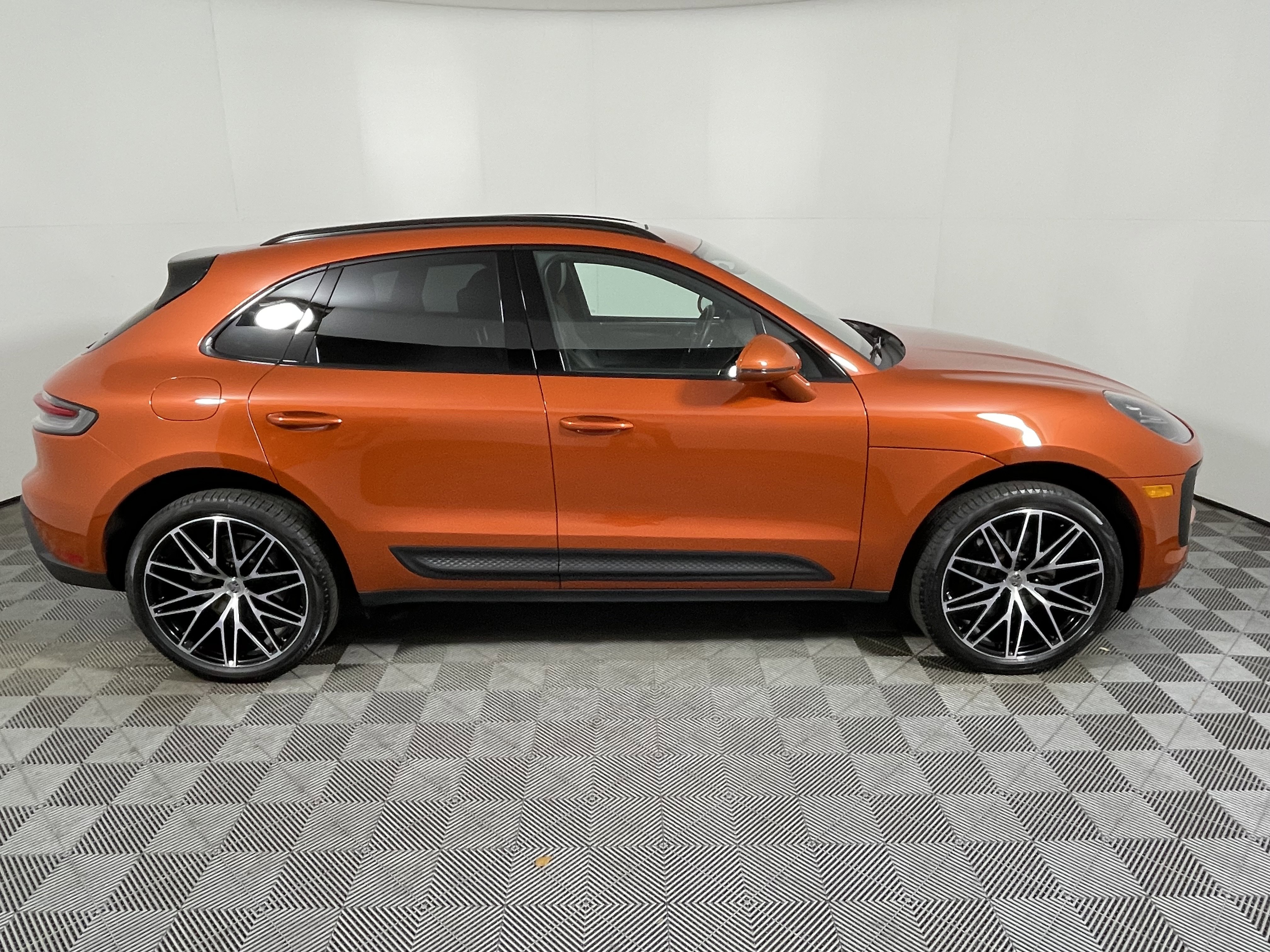 Certified 2022 Porsche Macan AWD/4WD image 8
