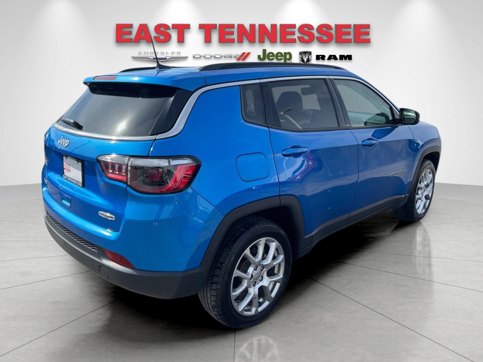 Used 2022 Jeep Compass Latitude image 3