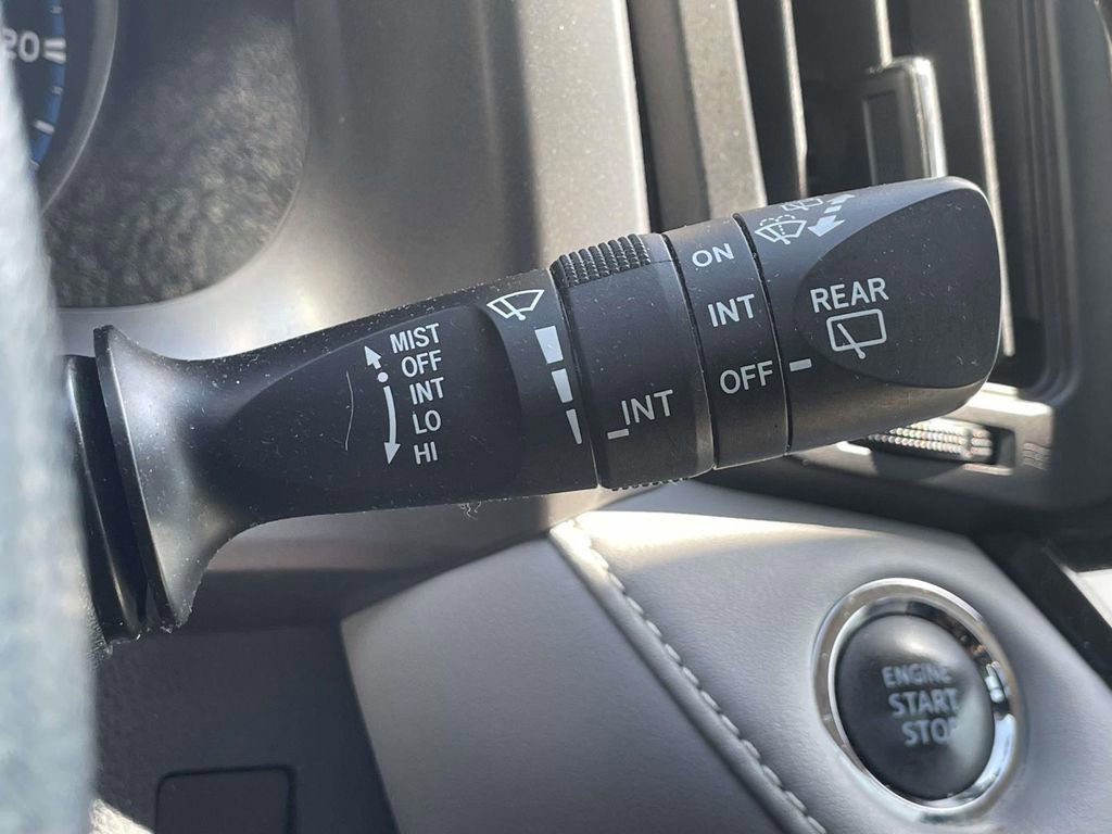 Used 2017 Toyota RAV4 XLE AWD/4WD image 32