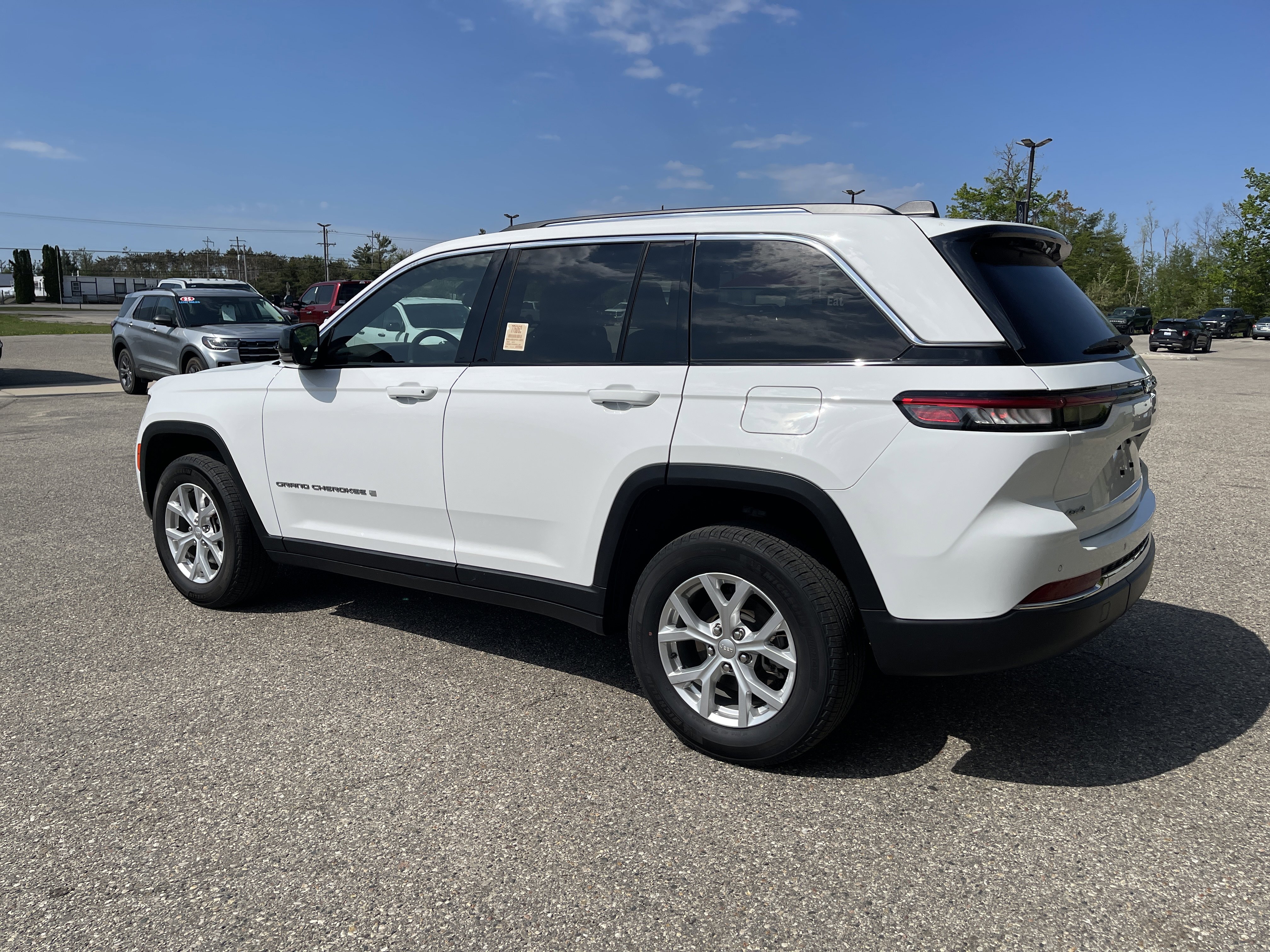 Used 2023 Jeep Grand Cherokee Limited AWD/4WD image 6