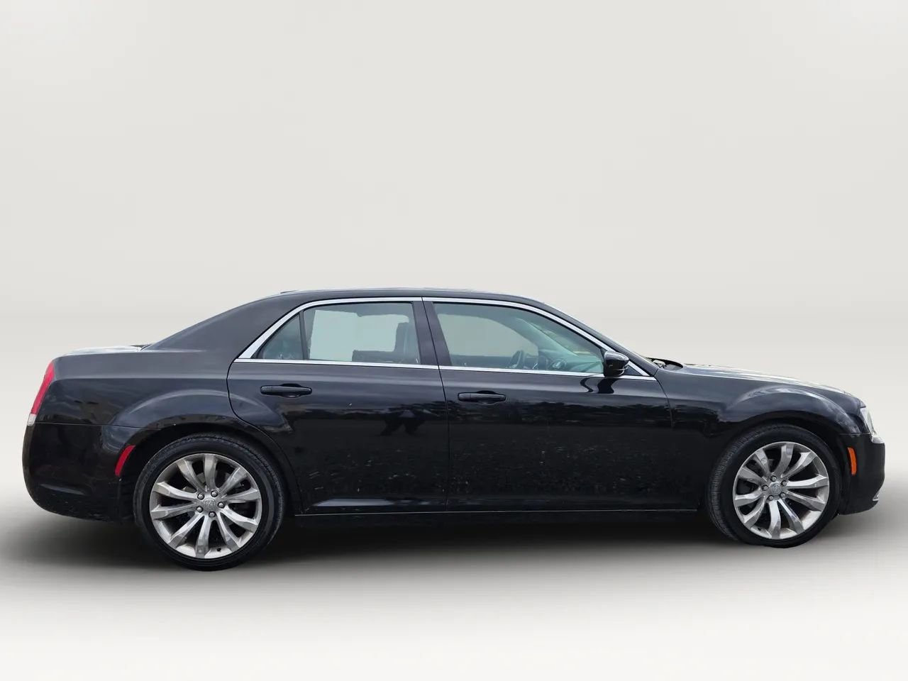 Used 2018 Chrysler 300 Touring L RWD image 7