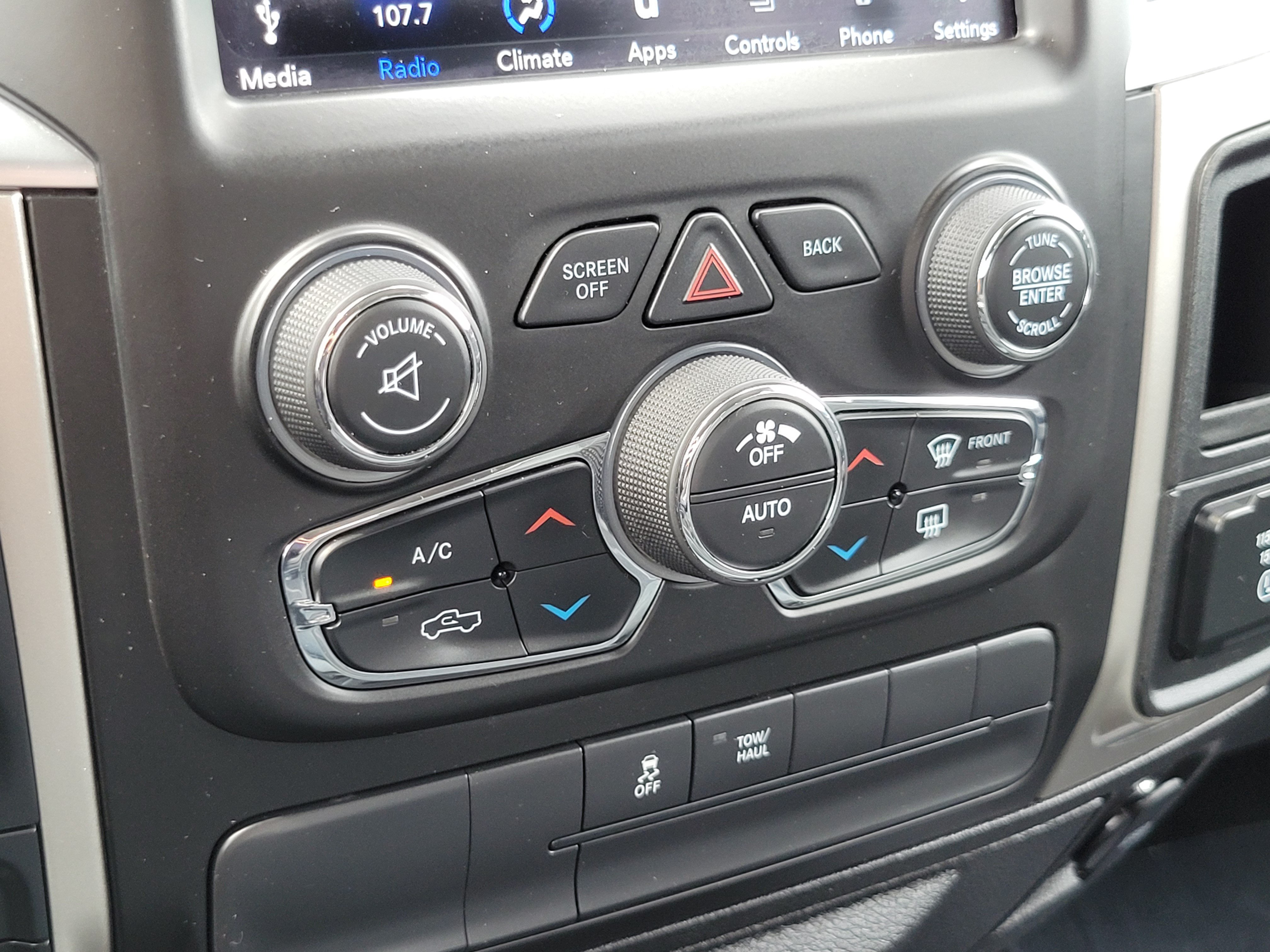 Used 2019 RAM 1500 Classic SLT w/ Luxury Group AWD/4WD image 17