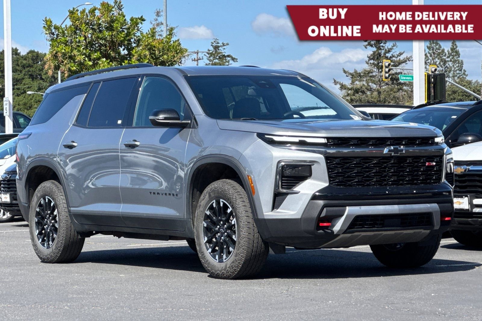 Used 2025 Chevrolet Traverse Z71 image 1