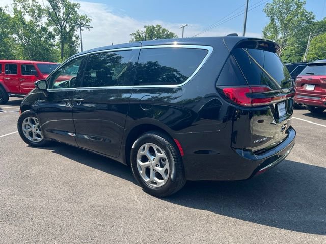 Used 2024 Chrysler Pacifica Limited AWD/4WD image 35
