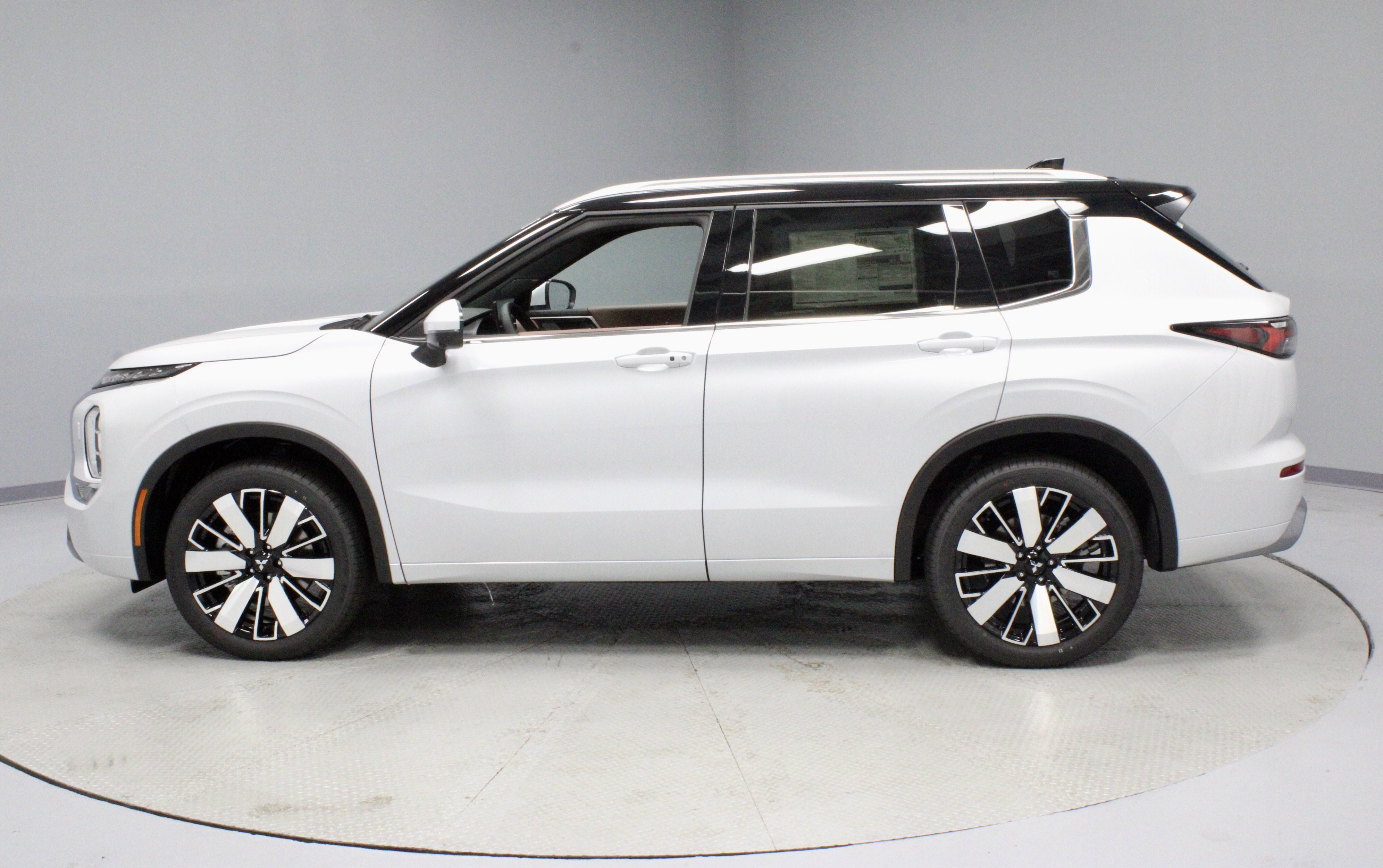 New 2025 Mitsubishi Outlander SEL image 5
