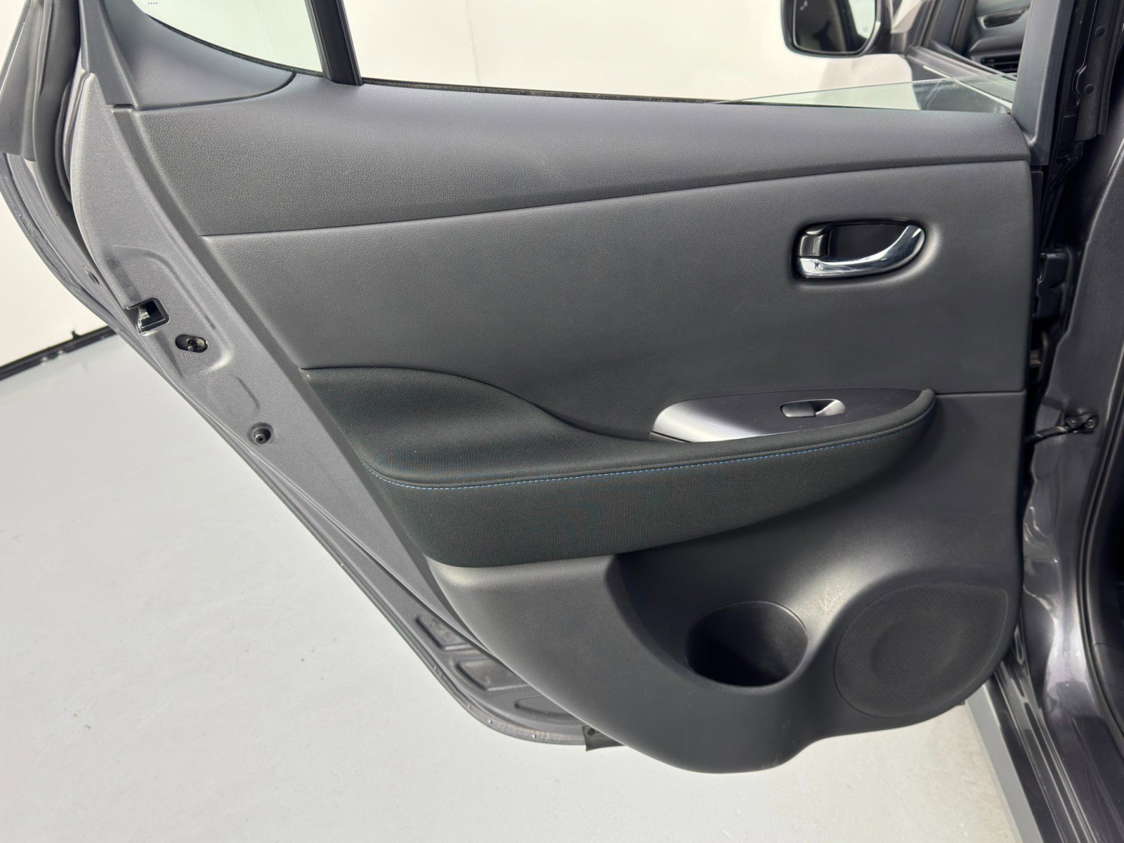 Used 2025 Nissan Leaf S image 32