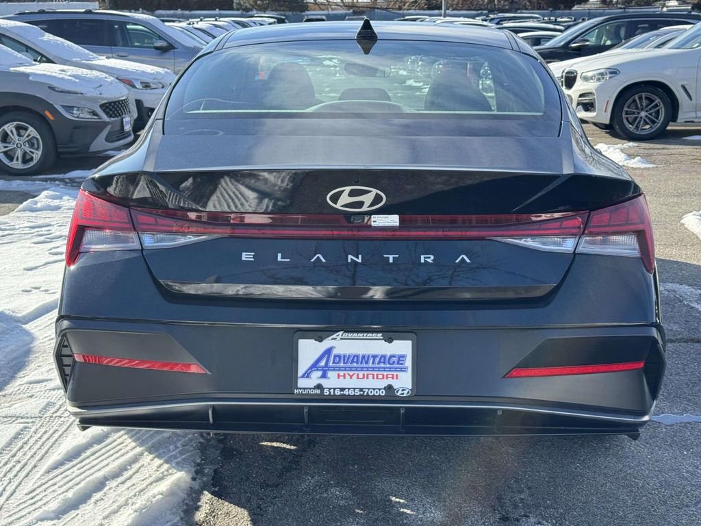 Certified 2025 Hyundai Elantra SEL image 8