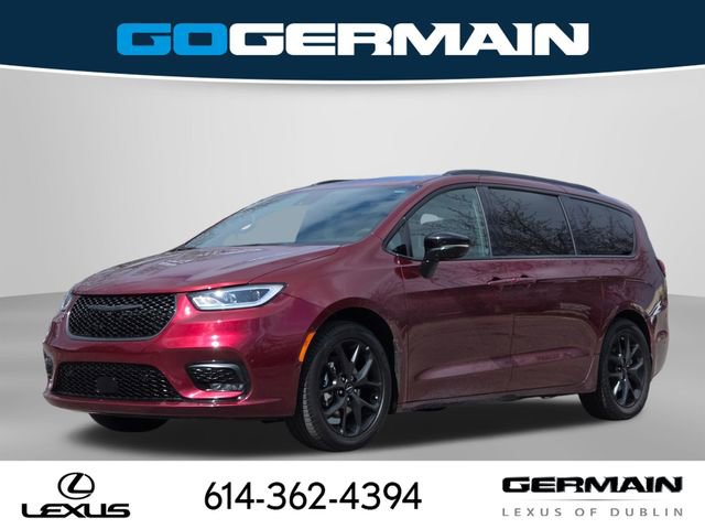 Used 2023 Chrysler Pacifica Limited w/ Uconnect Theater Family Group