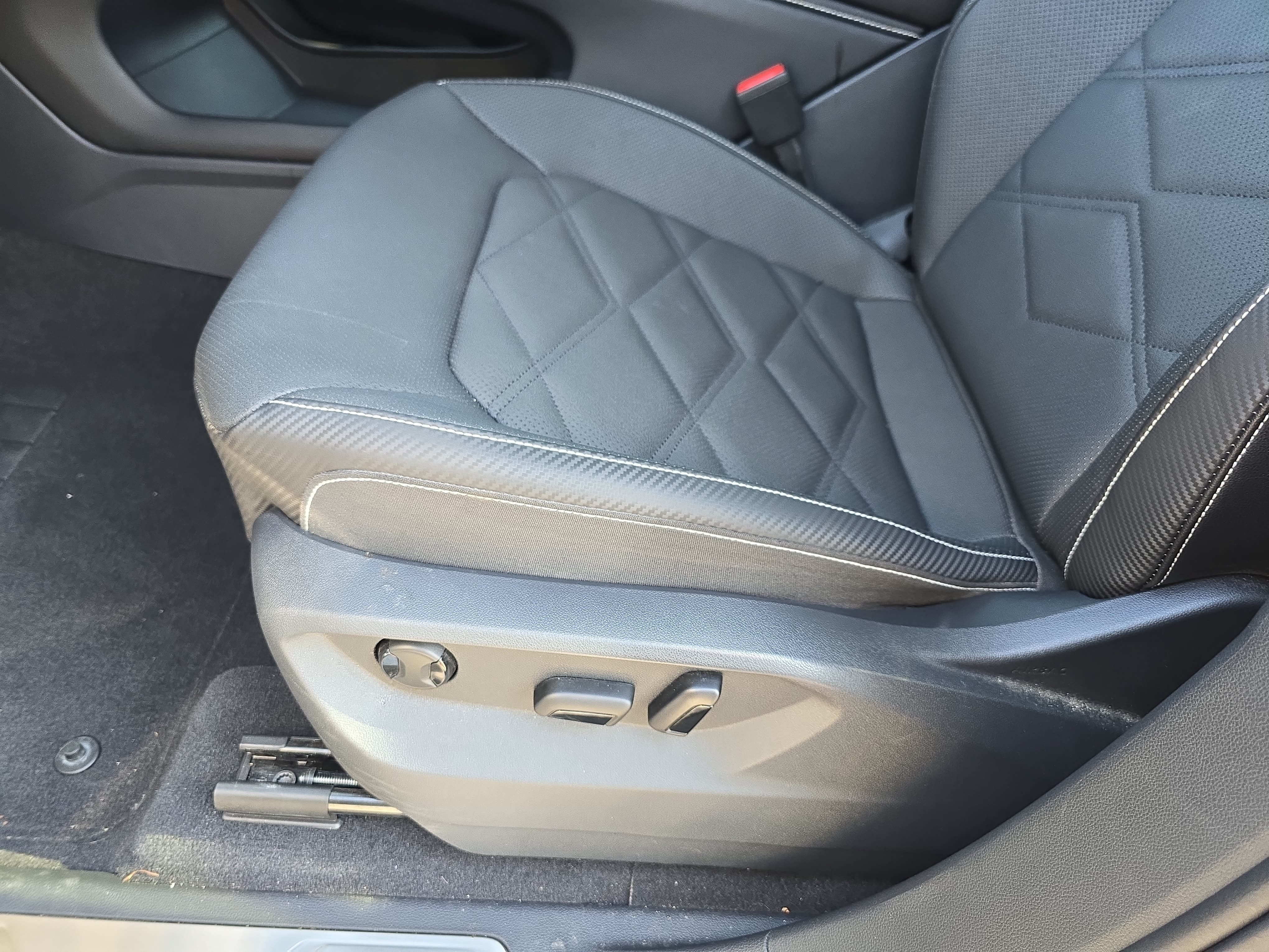 Used 2026 Volkswagen Atlas Cross Sport SE w/ Panoramic Sunroof Package FWD image 31