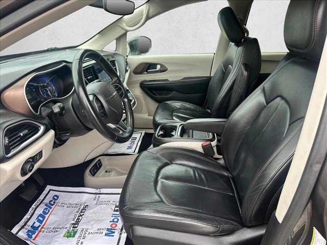Used 2017 Chrysler Pacifica Touring-L FWD image 17