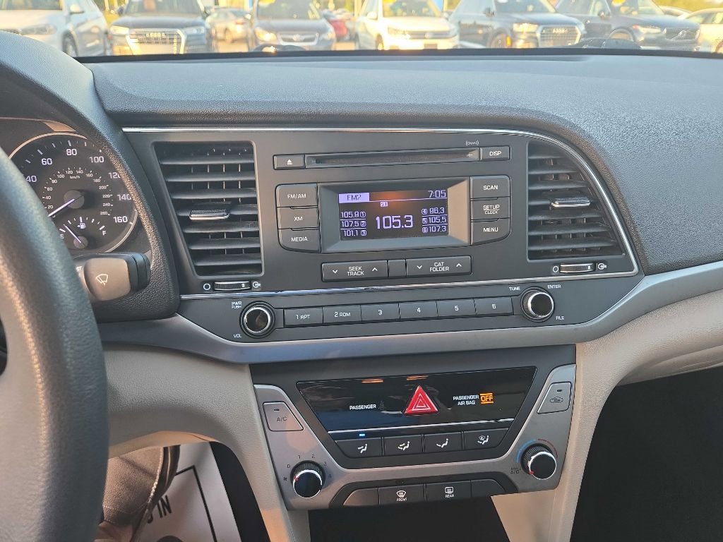 Used 2017 Hyundai Elantra SE image 19