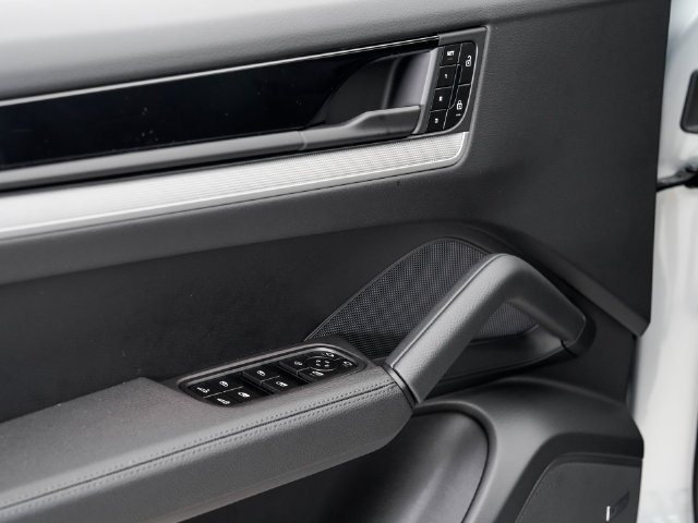 Certified 2026 Porsche Cayenne AWD/4WD image 8
