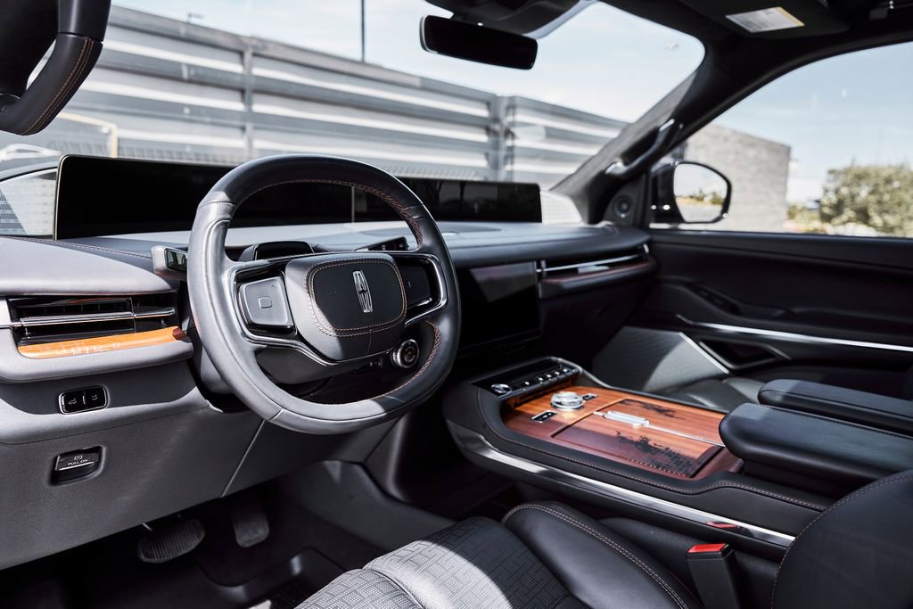 Used 2025 Lincoln Navigator Black Label AWD/4WD image 2