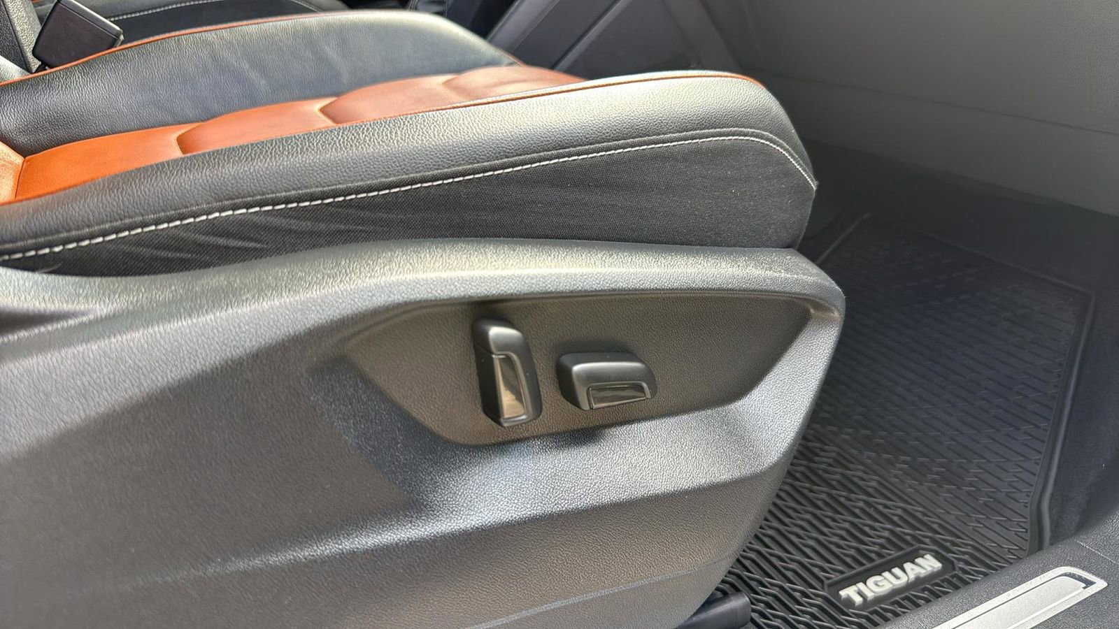 Used 2021 Volkswagen Tiguan SEL Premium R-Line image 25