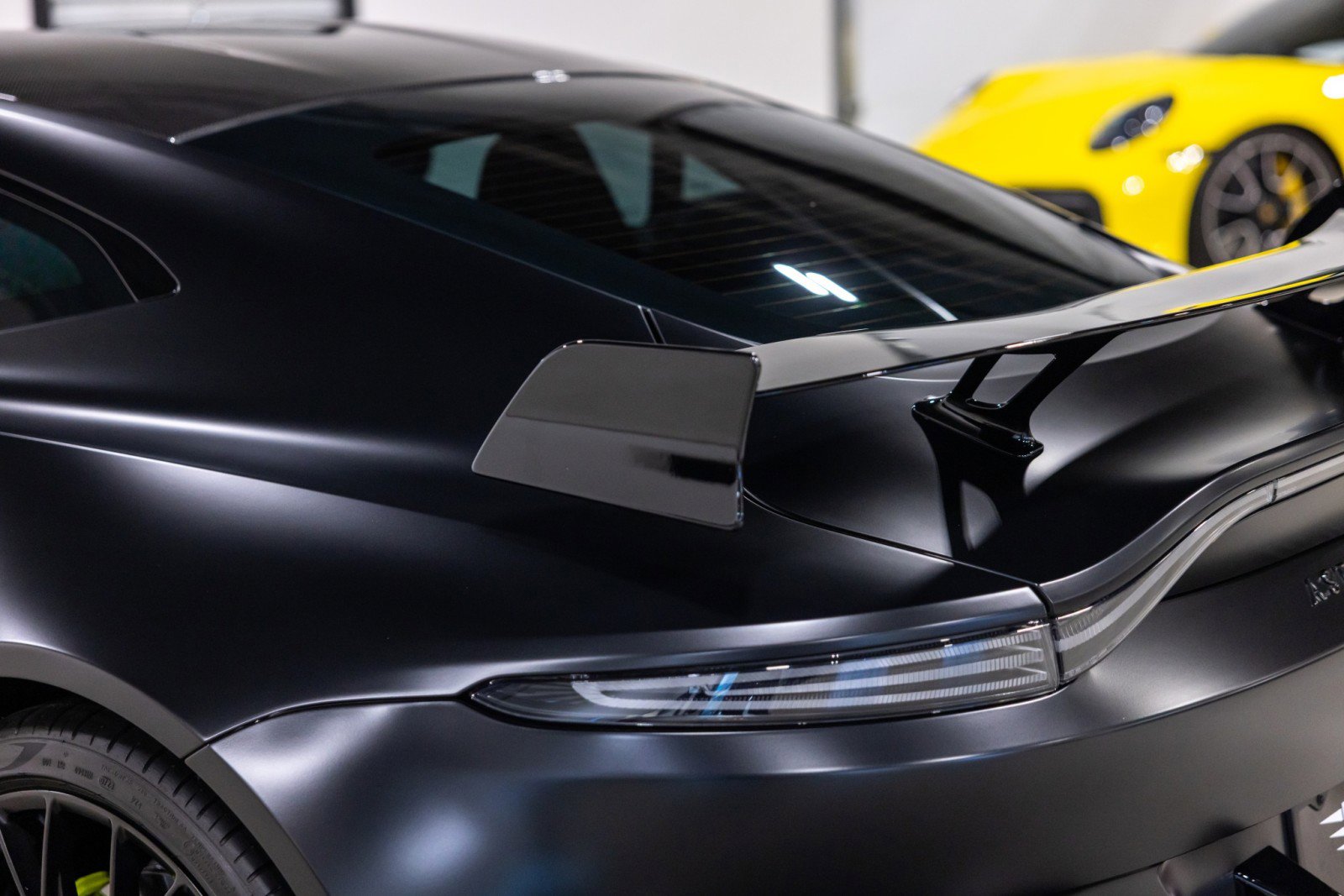 Used 2022 Aston Martin V8 Vantage Coupe RWD image 15
